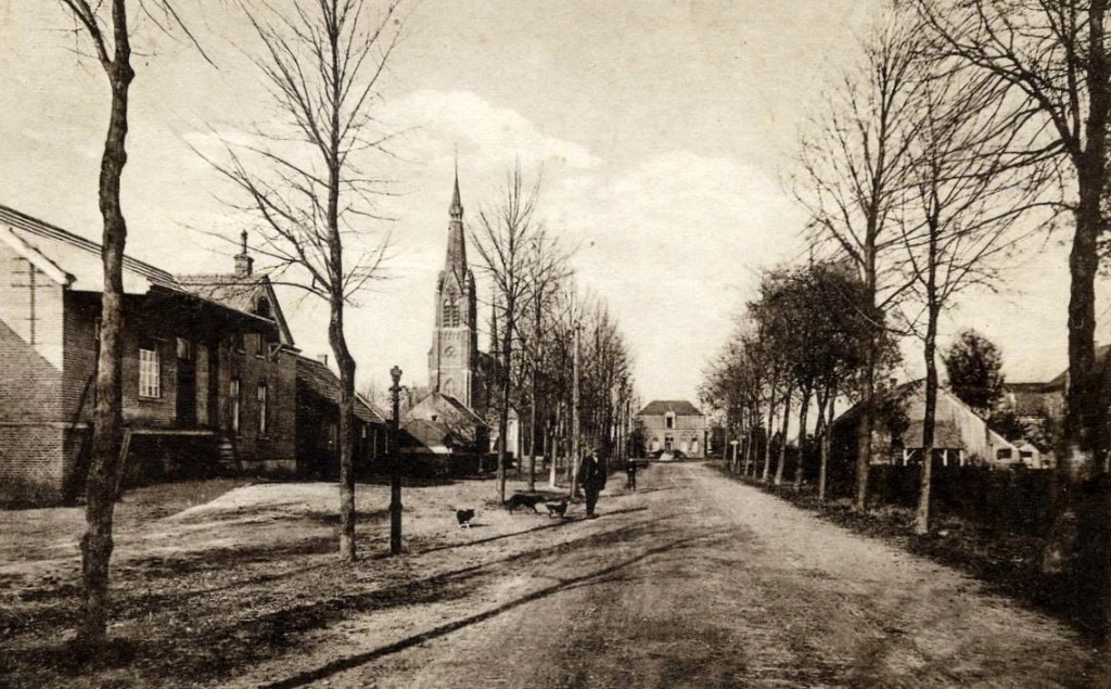 dorpsstraat met oude kerk en melkfabriek