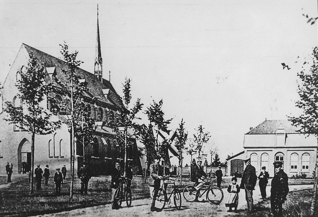 oude kerk zonder toren voor 1904  uit  1893